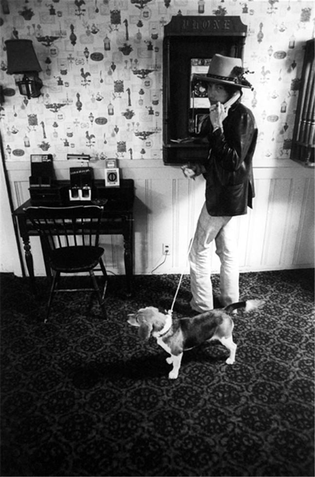 Bob Dylan and Beagle, 1975 - Morrison Hotel Gallery