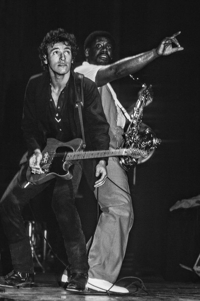 Clarence Clemons Pointing to Crowd Behind Bruce Springsteen, 1978 - Morrison Hotel Gallery
