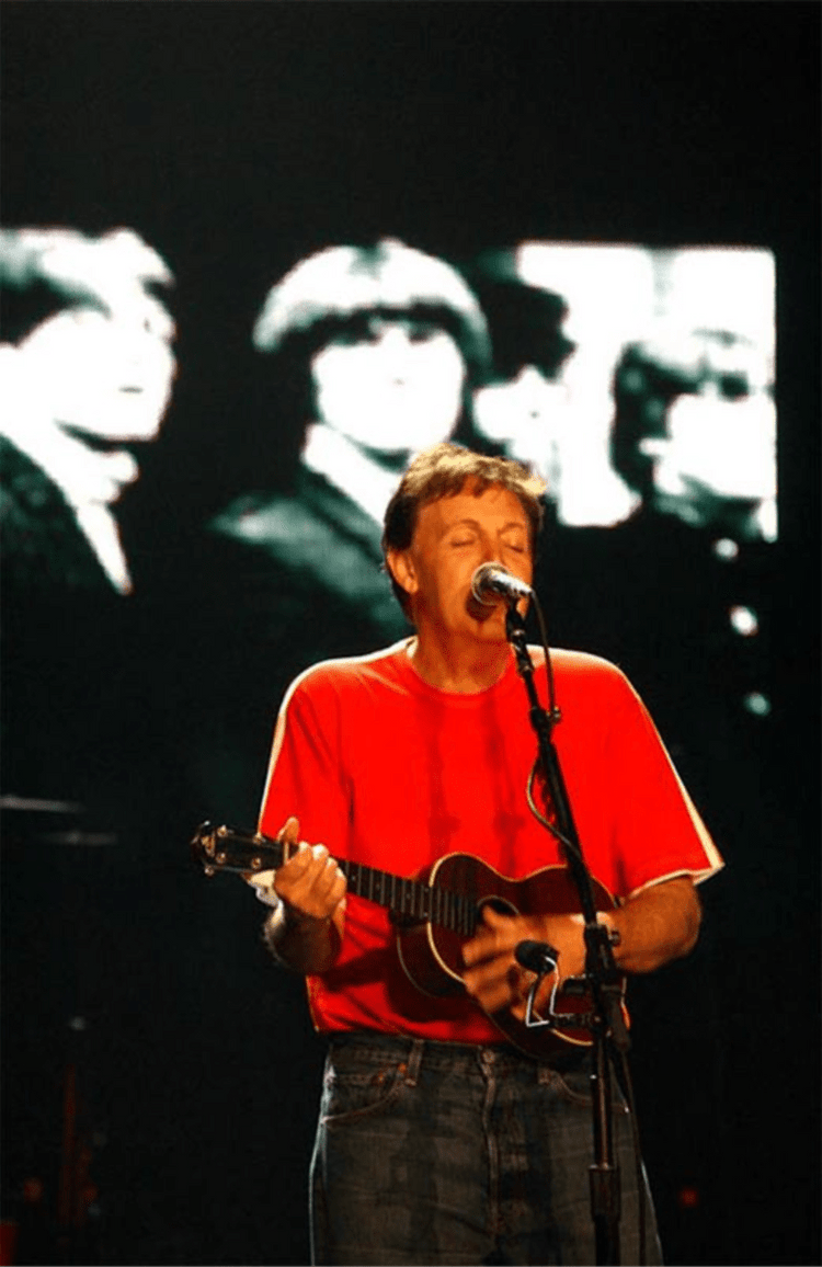 CO - SIGNED Sir Paul McCartney with Hofner and Beatles on screen, Indianapolis, 2002 - Morrison Hotel Gallery