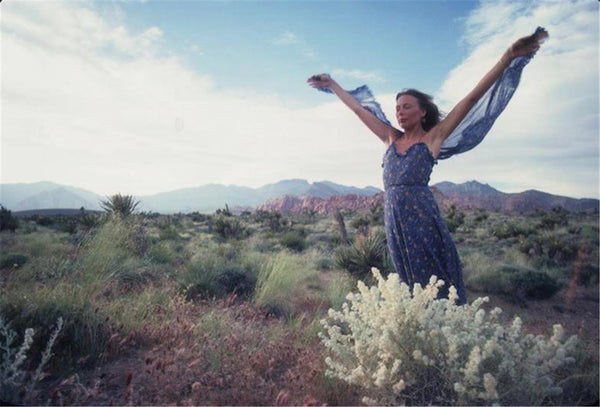 joni-mitchell-in-desert-